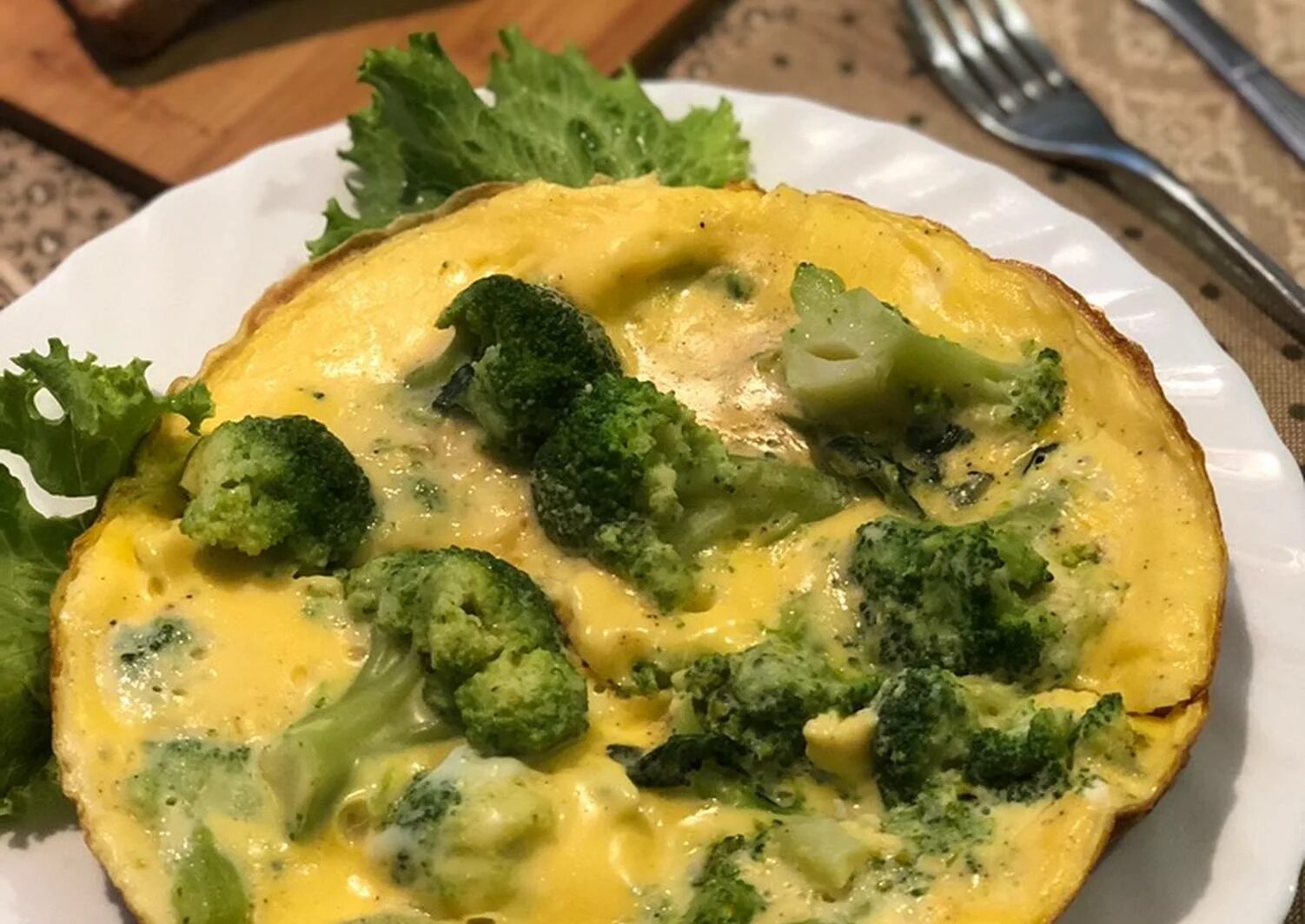 омлет с брокколи калорийность. омлет с брокколи на сковороде. яичница с брокколи в духовке. омлет с брокколи в духовке. фриттата с щавелем.
