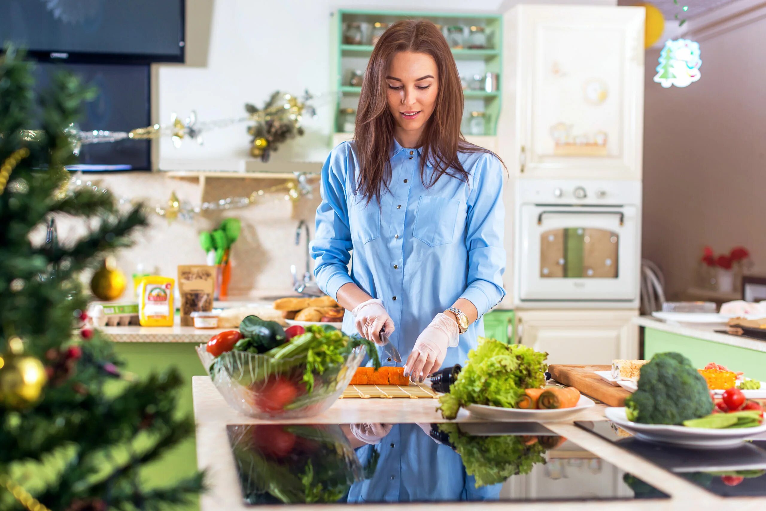 Готовка на кухне. Готовка на новый год. Новогодняя кухня. Хозяйка накрывает на стол. Маму на кухонном столе