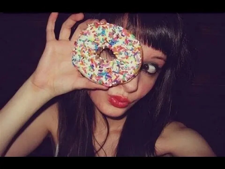 Фотосессия с пончиком девушки. Девушка с пончиком. Donut girl. Пончики для детей. Девушка с пончиком.