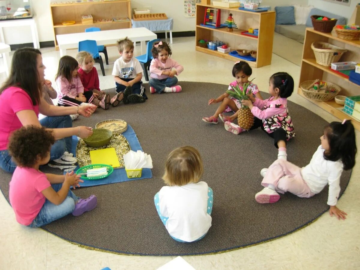 Вечерний круг в детском саду 2 младшая. Игровые занятия. монтессори кружок. дети в кругу в детском саду. утренний круг в детском саду.