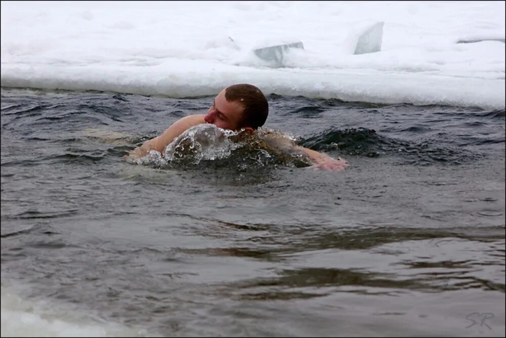 Зимнее купание закаливание. Купание в ледяной воде. Зимнее купание в море. Зимнее плавание моржевание. Ледяное купание