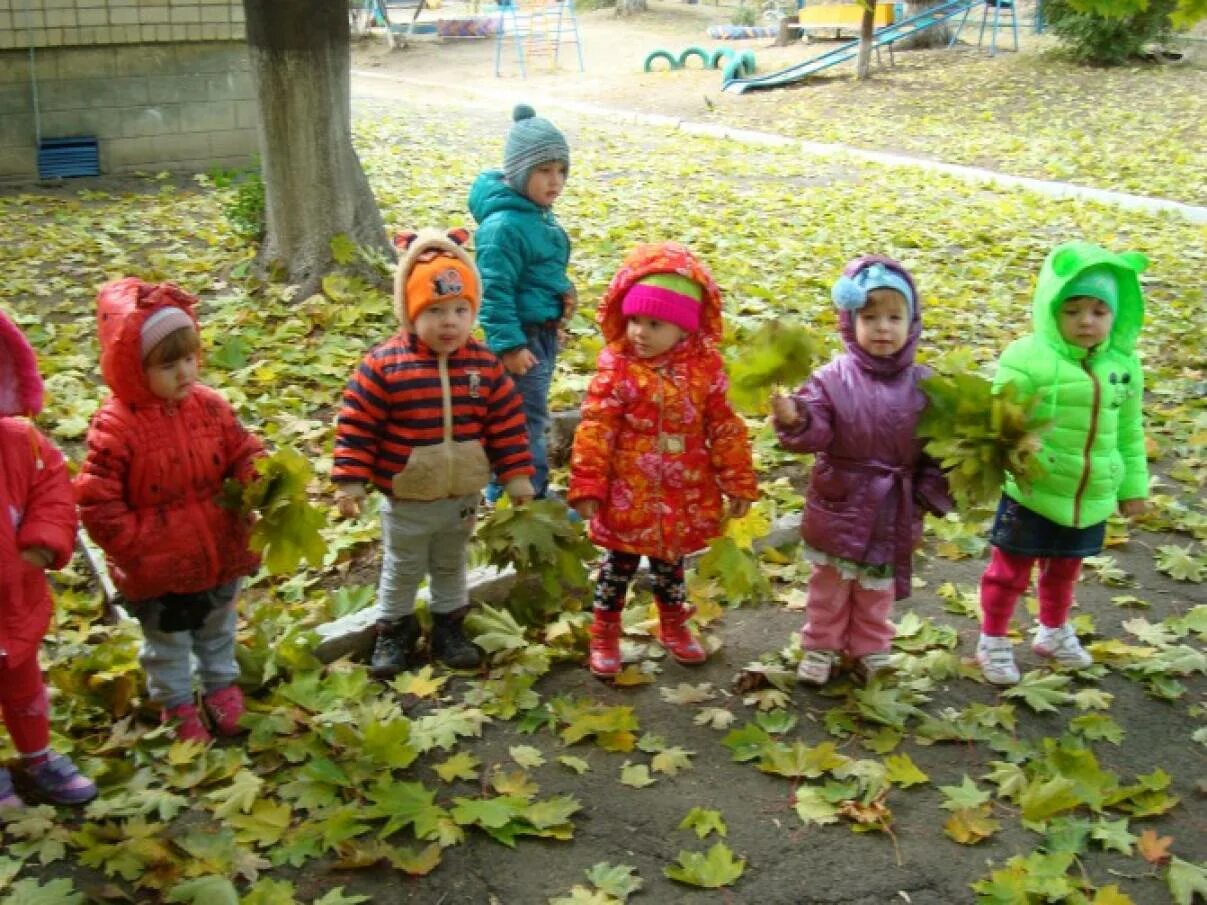 Прогулка мл группе. Прогулка осень младшая группа. Дети на осенней прогулке в детском саду. Игры осенью в детском саду. Весенние игры в осенних садах.