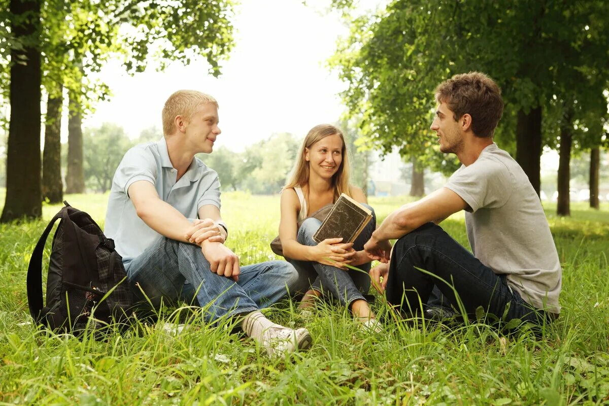 Позитивный человек. Девушка общие друзья. Общительный человек. Счастливое лицо. Девушки шепчутся.