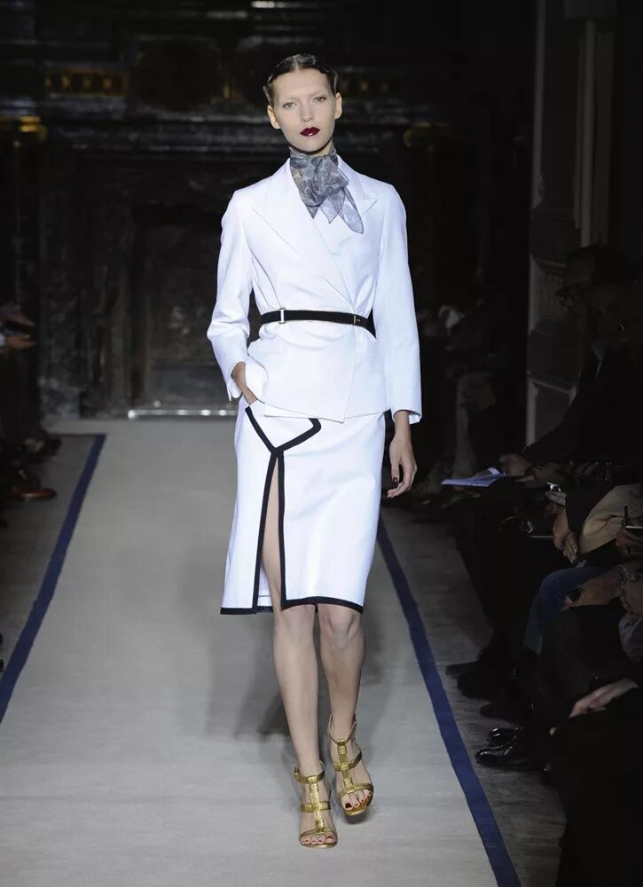 Ив сен лоран одежда женская 2021. Ysl одежда. Ysl одежда. Ив сен лоран показ 2022. Ив сен лоран коллекция 2020.