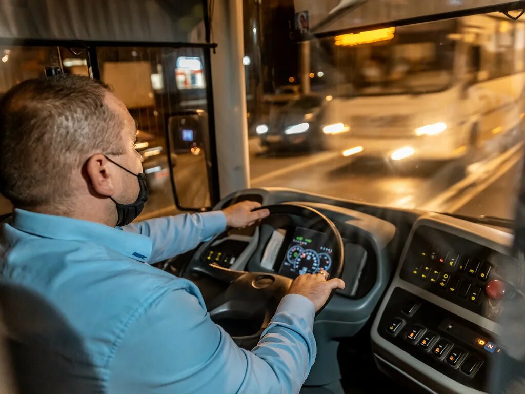 Автобус фото. Автобус ночь как зовут водителя. Маршрутка ночью. Ночные автобусы. Автобус ночью.