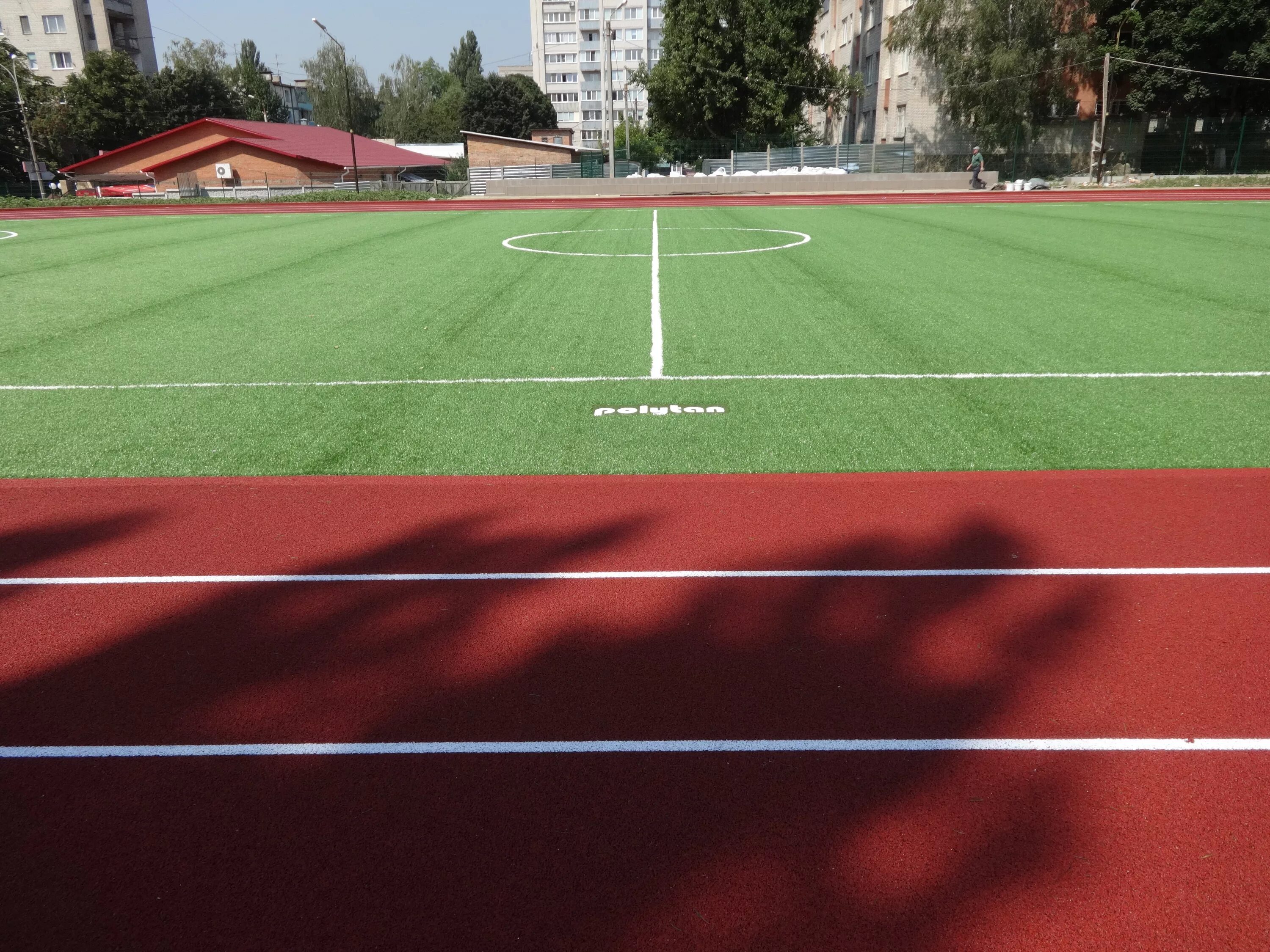 футбольное поле беговая дорожка. многофункциональная спортивная площадка. стадион голышманово. школьный стадион круг 200м поле 60х30м спортплощадка 24х15м. беговая дорожка вокруг футбольного поля.