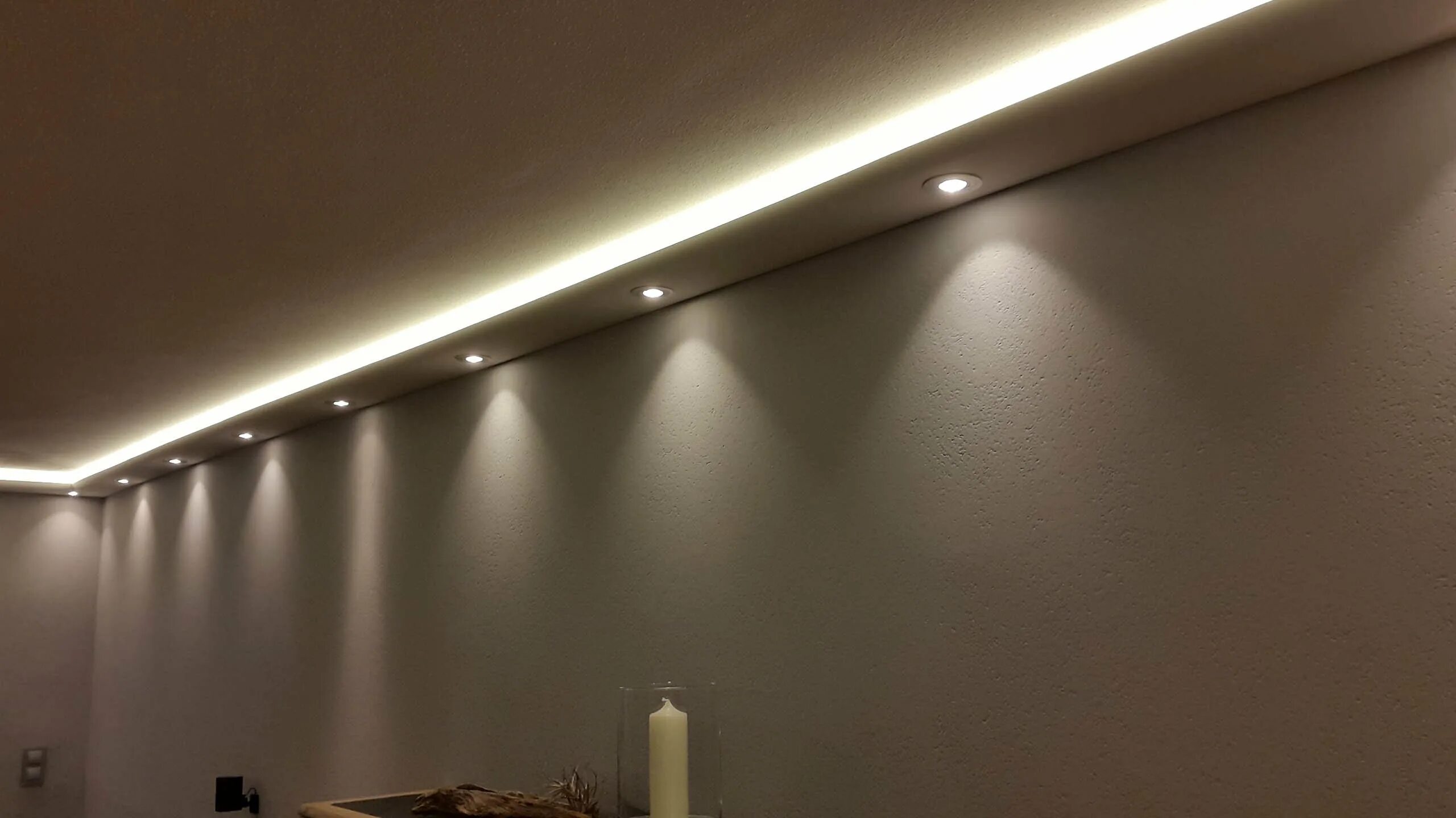 Светодиодная лента, подсветка снизу. Потолок с подсветкой. Точечная подсветка потолка. Светодиодная подсветка потолка. Подсветить 22