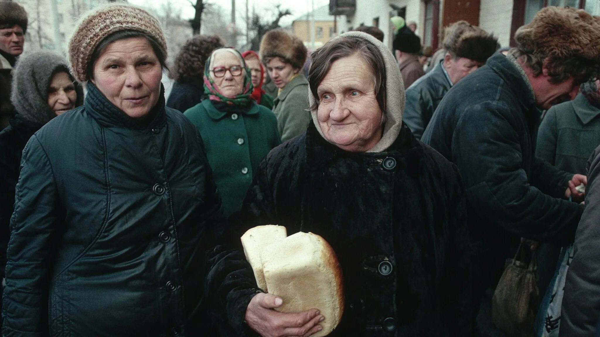 Общество в 90 е. 90-Е годы в России. Россия 1990-х годов. 90е в России. 1990 Год в России.