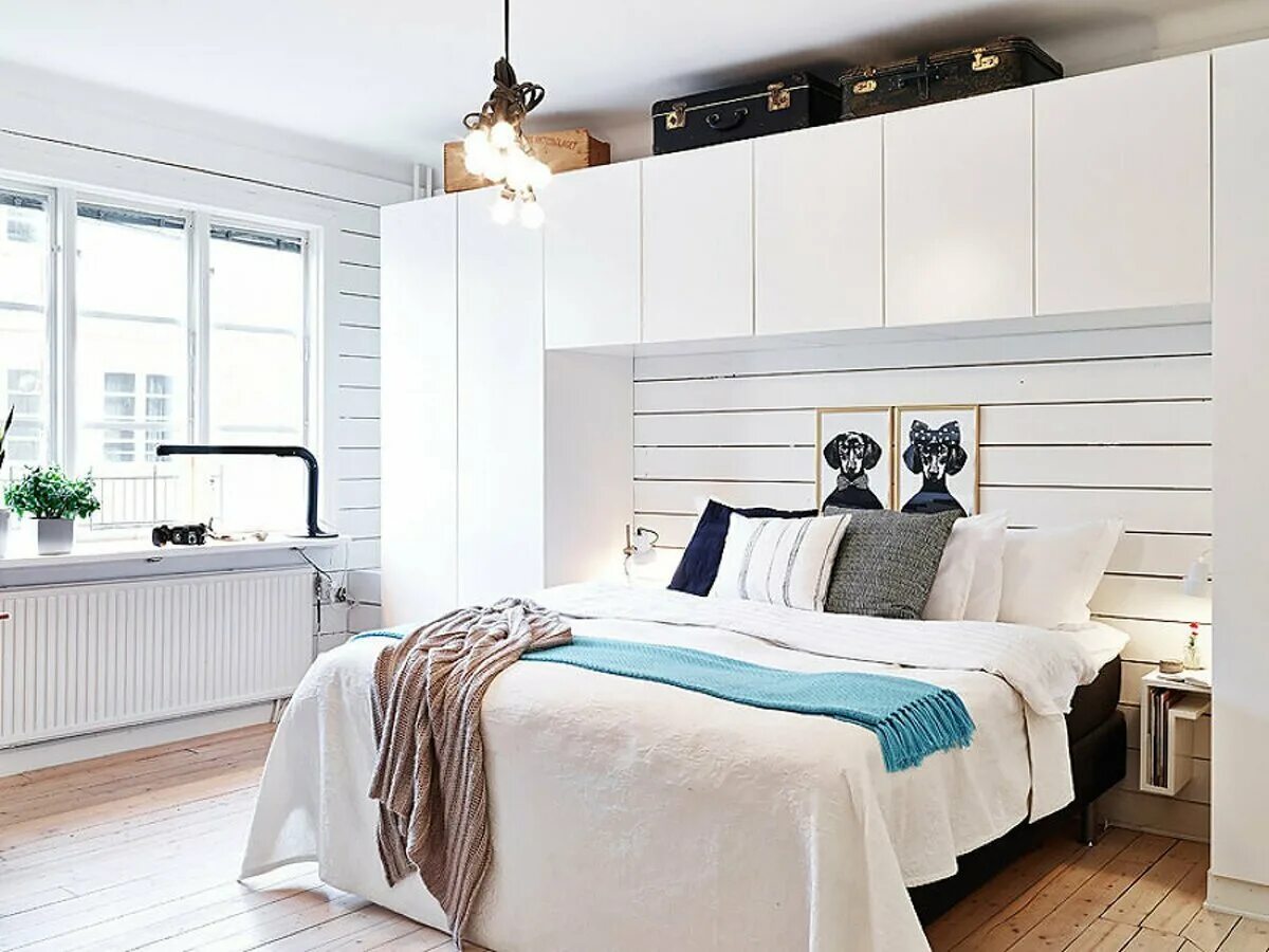 Интерьеры белых спален фото. Кровать в стиле Сканди. Маленькая спальня в стиле Сканди. Белая спальня Сканди. Белая мебель в стиле Сканди.
