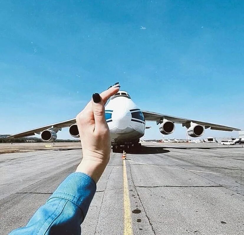 Рука и самолет в небе. Обнять самолет. Самолет над головой. Фотосессия с самолетом. Аэрофобия.