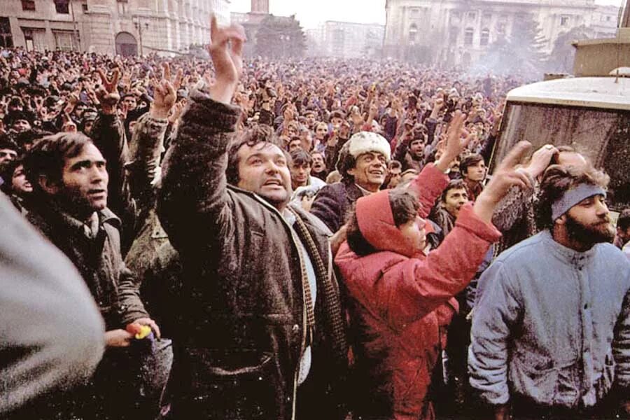 Румыния демократия. Румыния демократия. Секуритате бухарест 1989. Румынская революция 1989 чаушеску. Революция в румынии бухарест 1989.