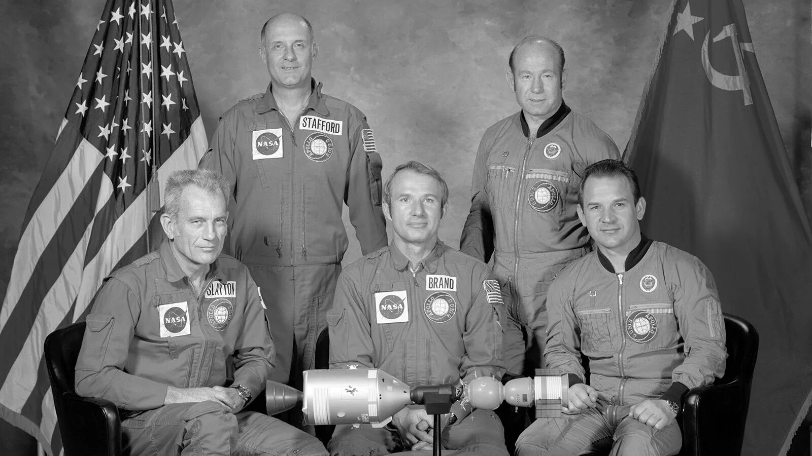 Первый американский космический полет. Союз Аполлон 1975. Экипаж Союз-Аполлон 1975. Стыковка космических кораблей Союз 19 и Аполлон. Экспериментальный полет Союз Аполлон 1975.