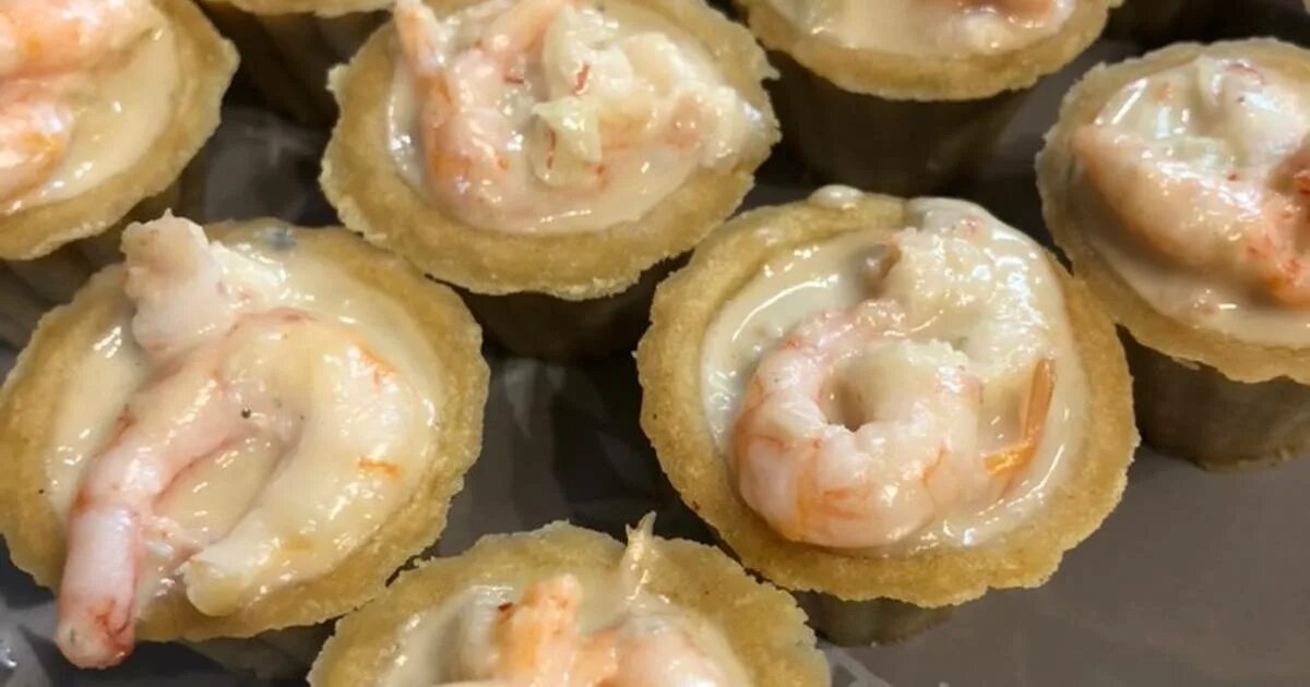 тарталетки с креветками и творожным сыром. тарталетки с альметте и семгой. запеченные тарталетки с креветками. тарталетки с яйцом авокадо и креветками. тарталетки с креветками.