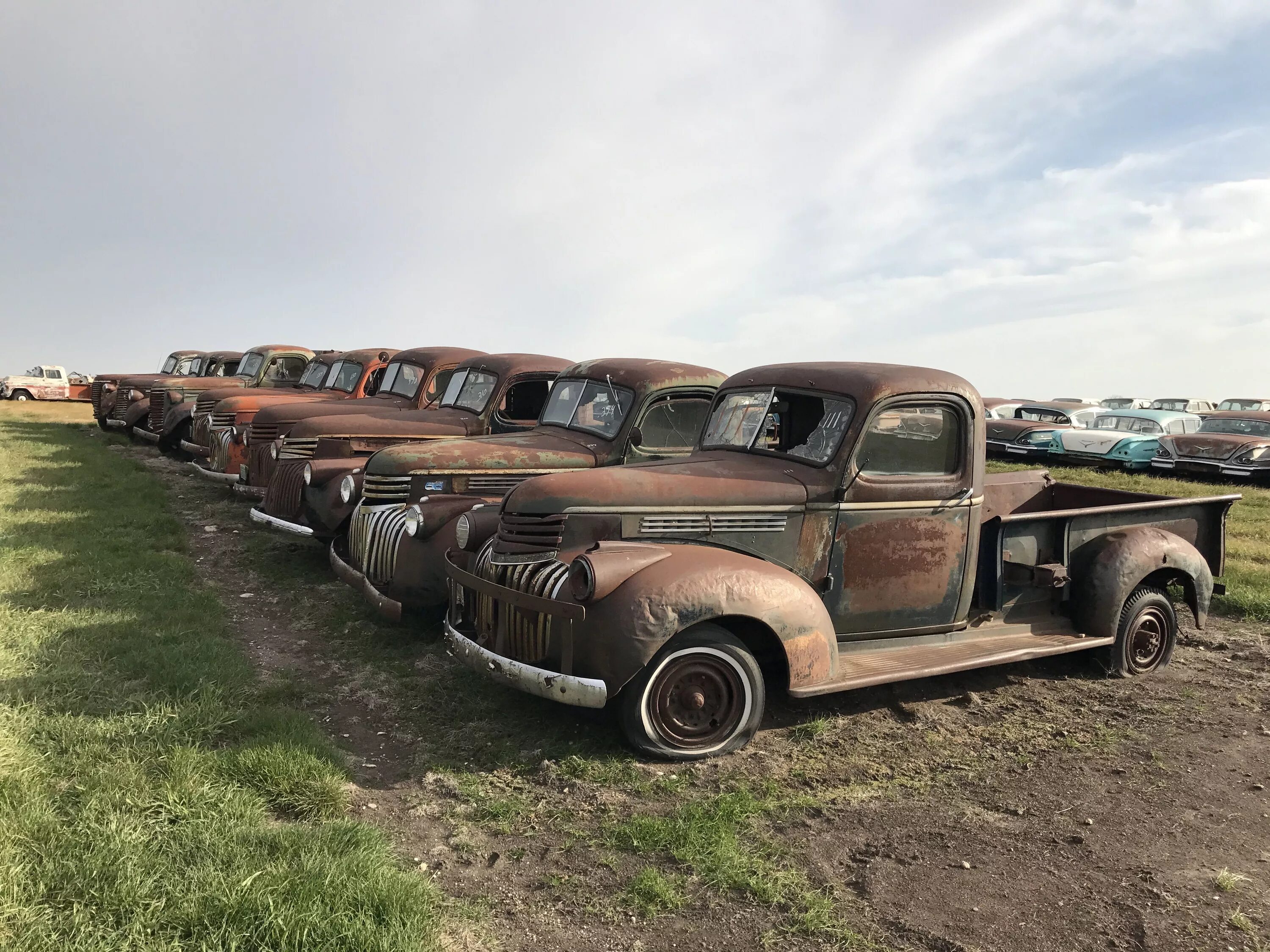 Пробег старых автомобилей. Rusty Chevrolet. Заброшенные американские Грузовики Форд. Тягач GMC заброшенный. Заброшенные автомобили.