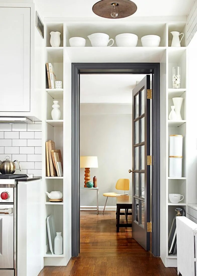 Дизайнерские решения для маленьких квартир. Интересные идеи для интерьера квартиры. Интерьер кухни с дверью. Идеи для маленькой квартиры.