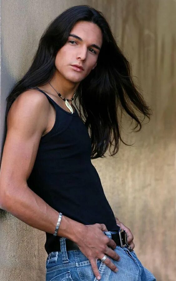 Длинноволосый брюнет. Парни с длинными волосами. Модель филипп wyder. Эфрен гарза мексиканская модель. Длинноволосый джером мэтью.