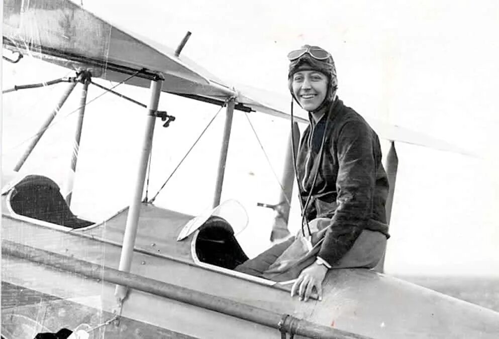 She flies planes. Amy Johnson Pilot. Эми Джонсон летчица вторая мировая. Летчицы Великобритании. Женщины лётчики истребители ВОВ.