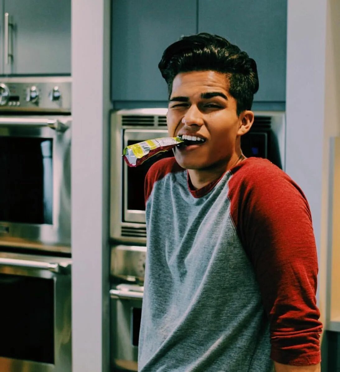 Alex Aiono биография.