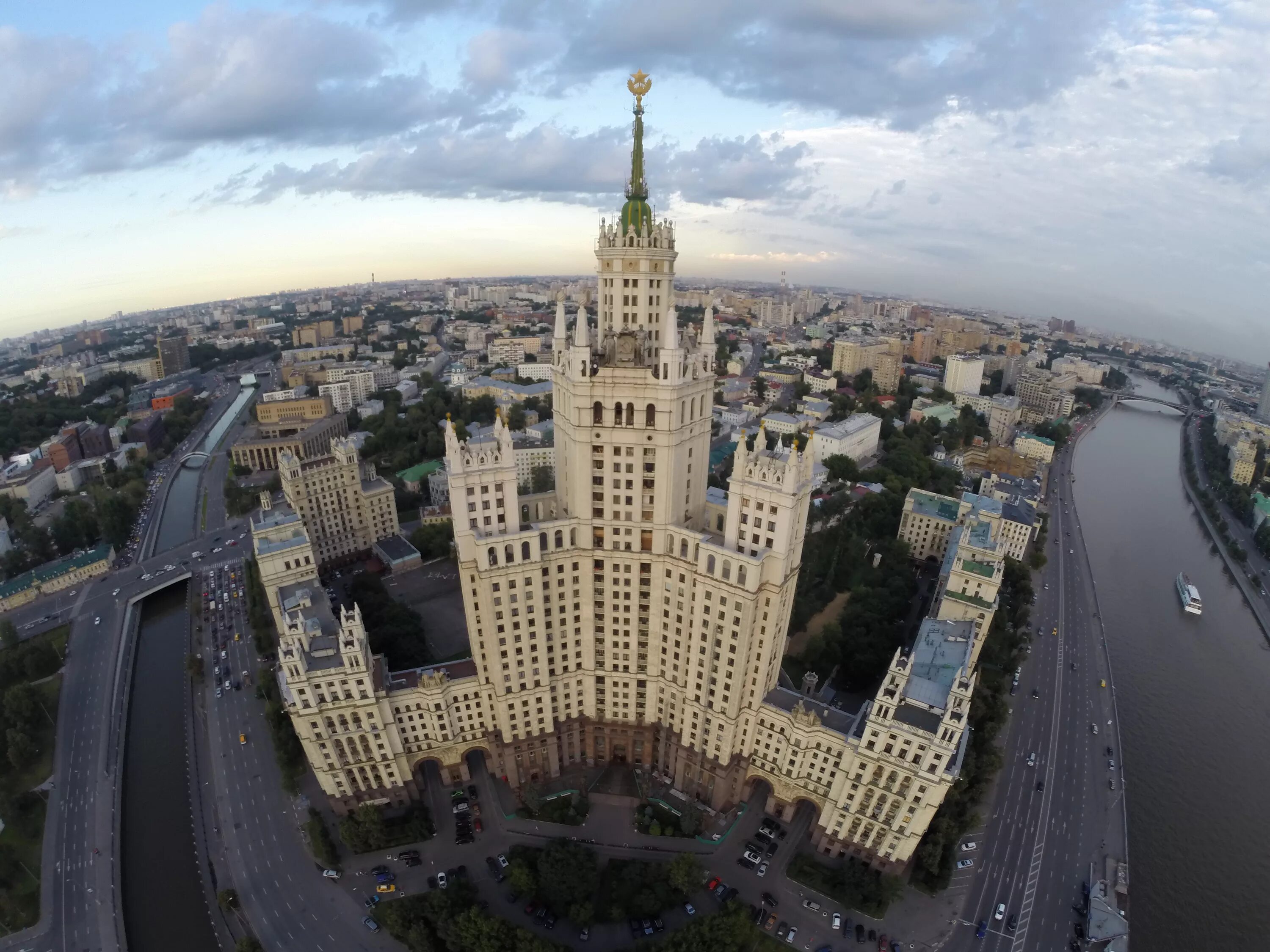 Самый знаменитый дом. Сталинская высотка на Котельнической. Москва высотка на Котельнической набережной. Сталинские высотки дом на Котельнической набережной. Жилой дом на Котельнической набережной сталинская высотка.