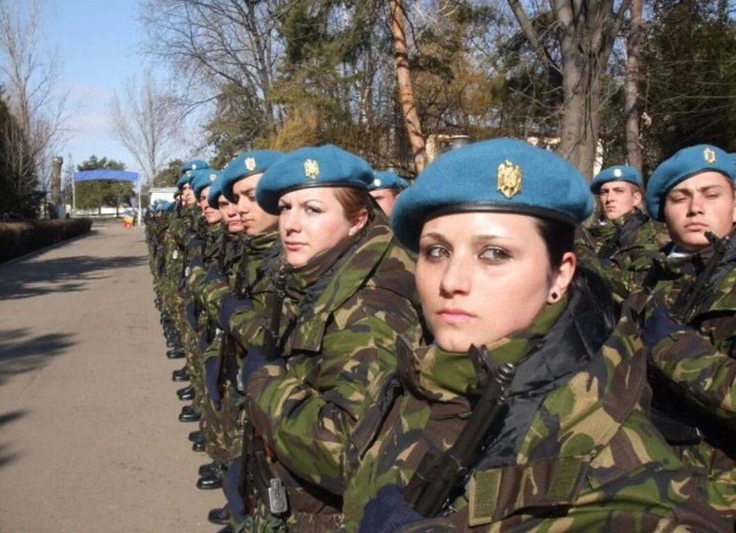 Жены в военных городках. Женщины военнослужащие. Девушки в армии. Российские женщины военные. Девушки в Российской армии.