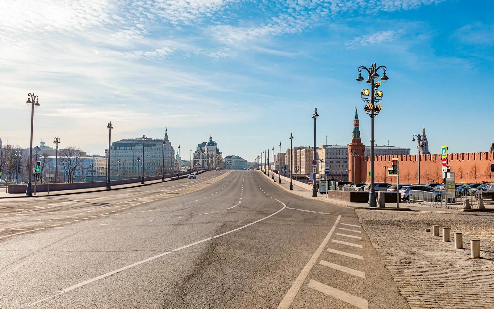 Пл дороги. Пустые улицы Москвы коронавирус. Пустые улицы Москвы. Пустые дороги в Москве. Пустая дорога в городе Москва.