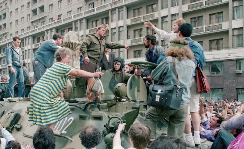 Танки гкчп в москве 1991. Августовский путч 1991 танки. 08 1993. Белый дом москва 1993 обстрел. 21.
