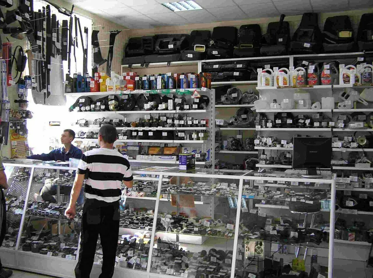 Китайские автозапчасти. Продавец автомагазина. Магазины по продаже запчастей. Рынок автозапчастей. Работа на рынке автозапчастей.