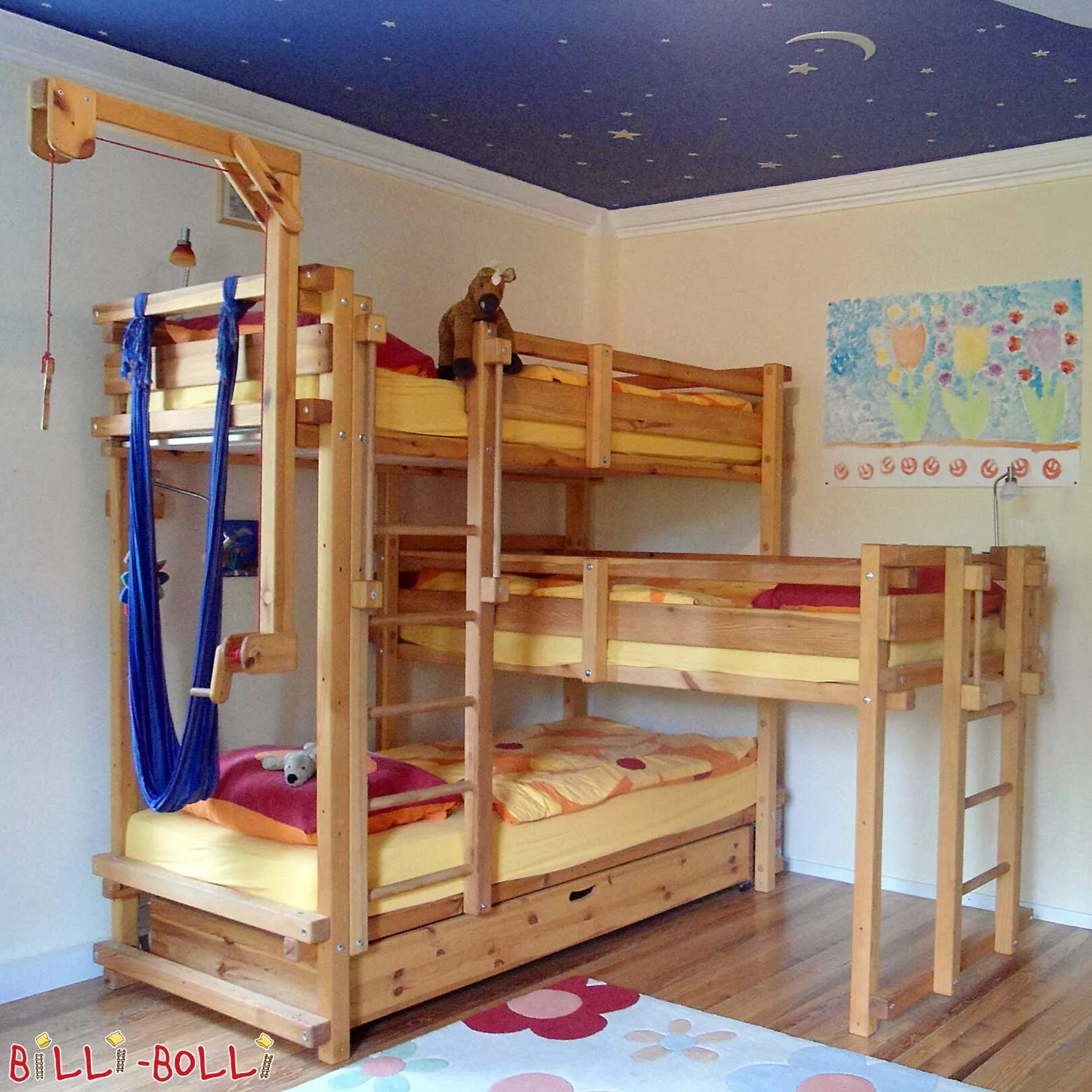 Спать на двухъярусной кровати. Кровать двухъярусная 120 трехъярусная. Трёхэтажная кровать для детей. Многоярусные кровати для детей. Кровать для троих.