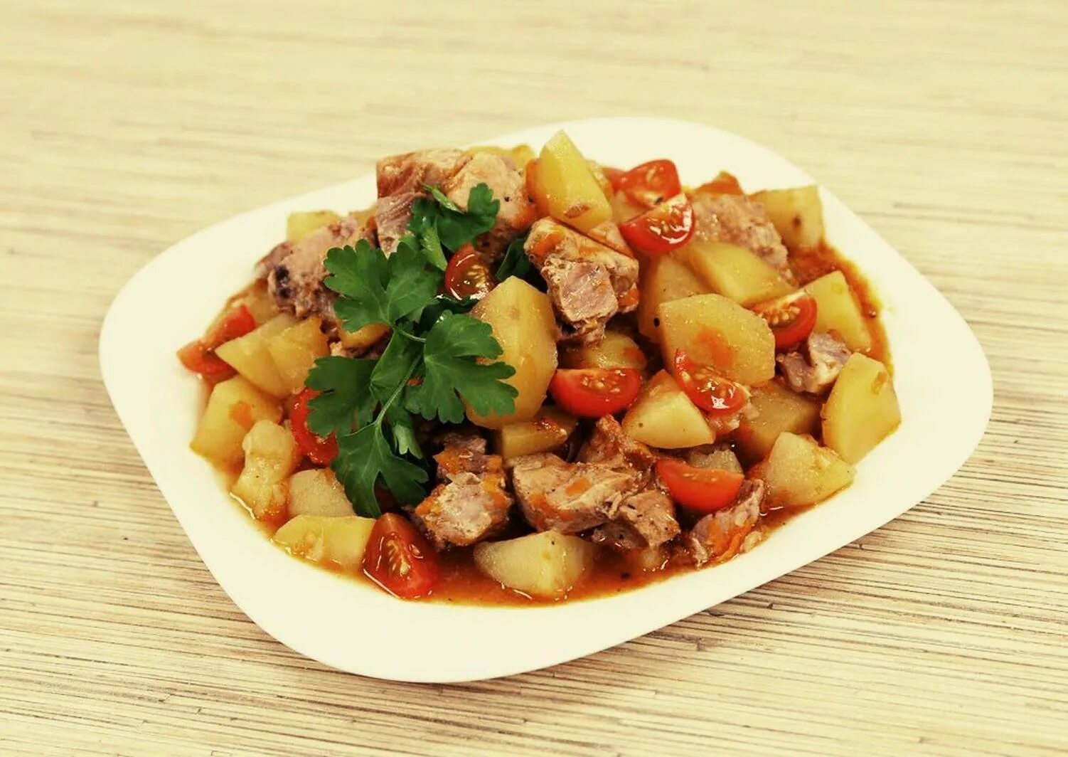 Картошка с мясом. Тушоная картошка смясом. Печень с картошкой тушеная. Видео тушеной картошки. Тушеная картошка.