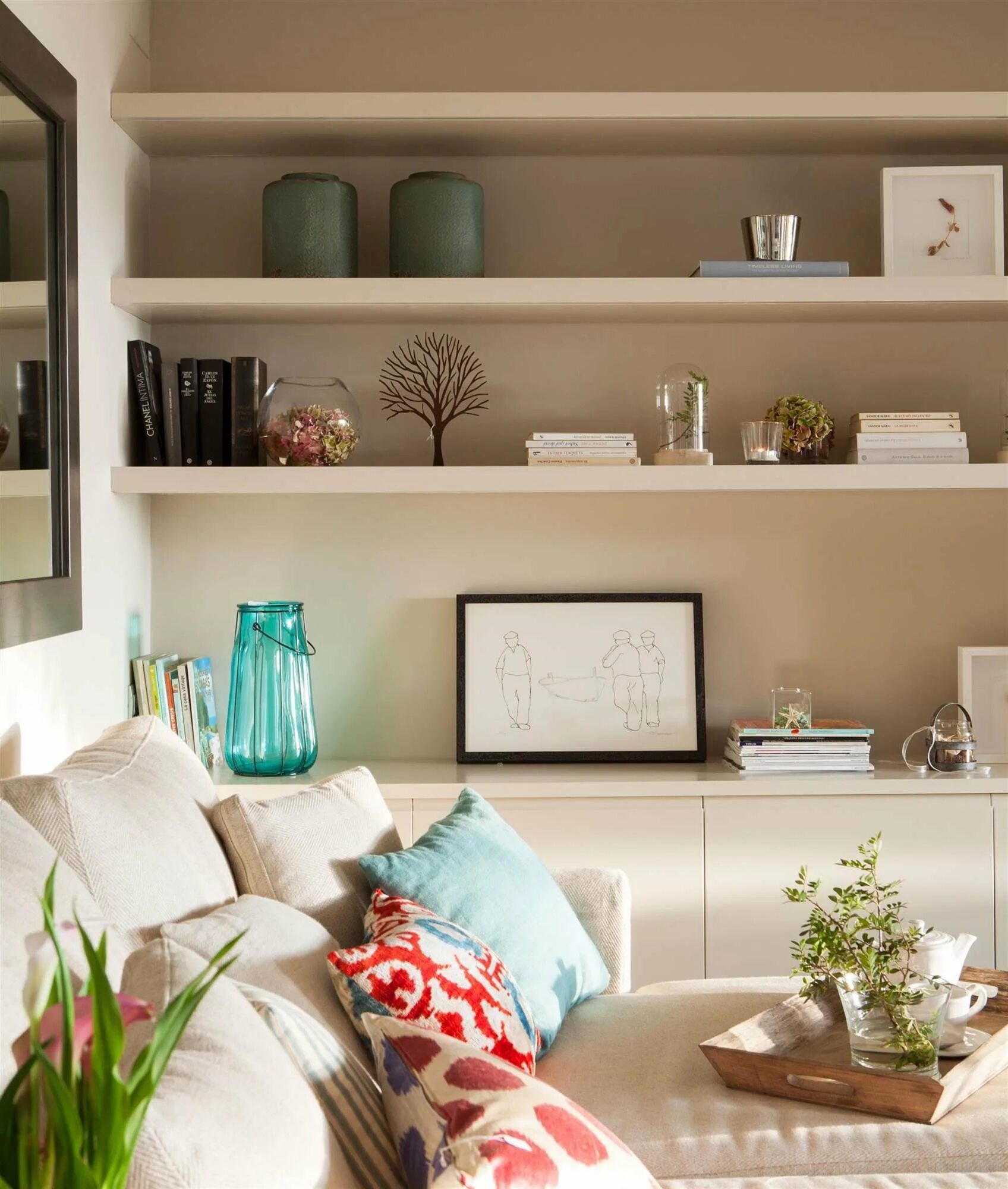 Полки в зале фото. Полки в интерьере гостиной. декор полочек в гостиной. открытые полки в интерьере. декор стеллажа в гостиной.