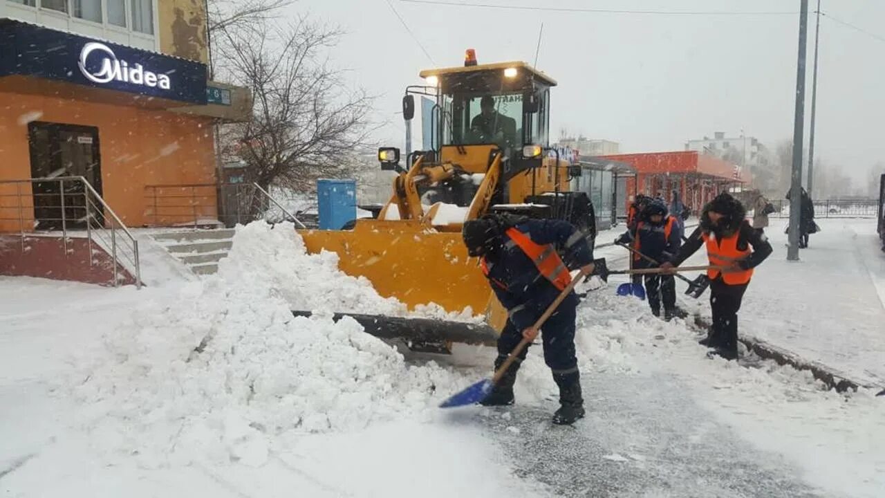 Қар күреген бала. Уборка снега рабочие. Чистить снег. Фото крупного снега. Очистка остановок от снега.