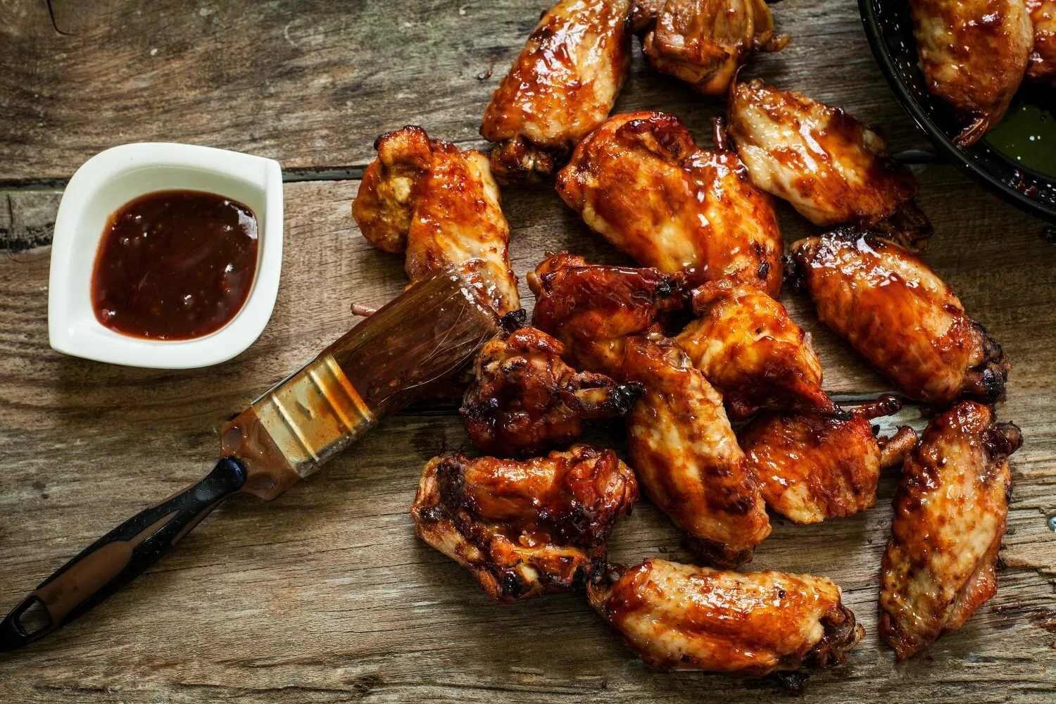 Куриные крылышки в медово соевом на мангале. Bbq chicken wings. крылышки буффало. куриные крылья bbq. куриные крылышки барбекю.