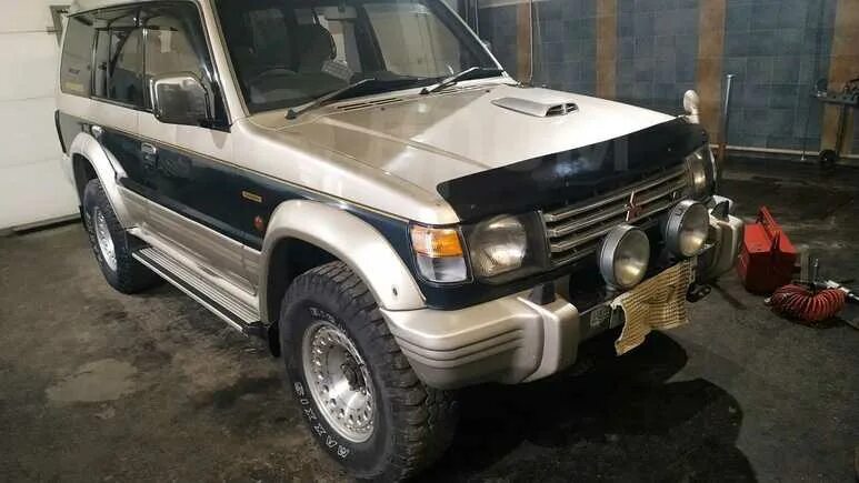 Mitsubishi pajero 1993. Митсубиси паджеро 2 поколения. Mitsubishi pajero 1993 года. Mitsubishi pajero 93 год. Паджеро 1993 2.