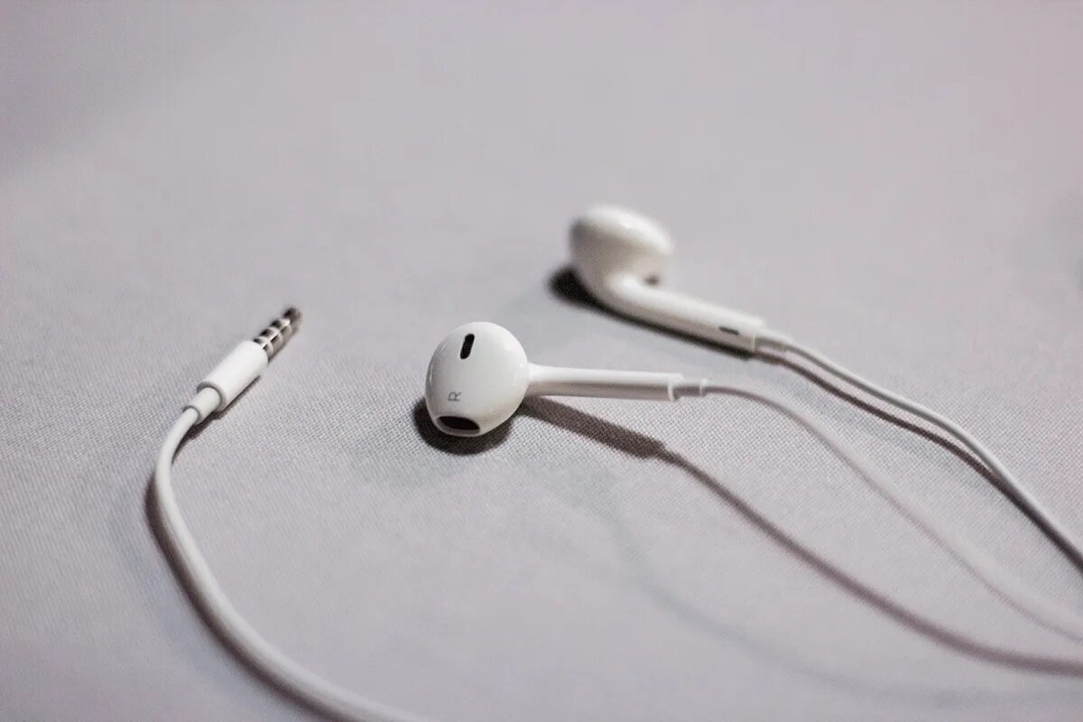 Сколько стоит про наушники. Наушники Apple Earpods. Наушники Apple Earpods Max. Наушники Apple Earpods 1-го поколения. Earpods 2012.