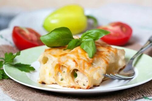 Каннеллони с сыром. Каннеллони фаршированные сыром. каннеллони под соусом бешамель. фаршированные каннеллони, запеченные с сыром.