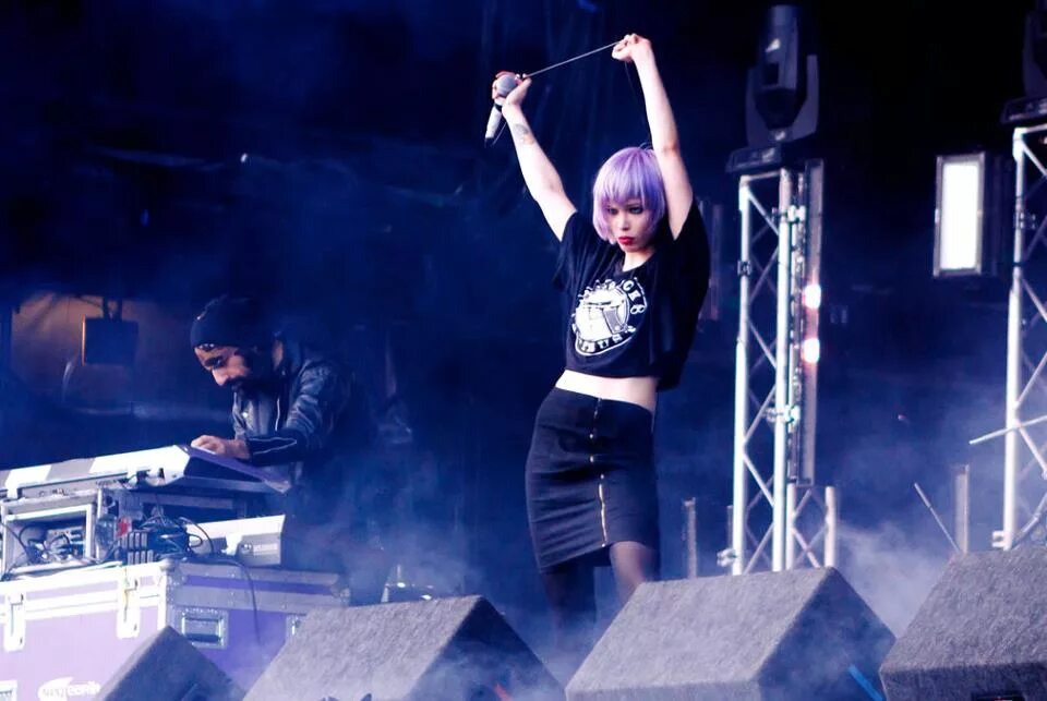 Crystal castles loop. Crystal castles. группа crystal castles дом. crystal castles plague. crystal castles leni аниме.