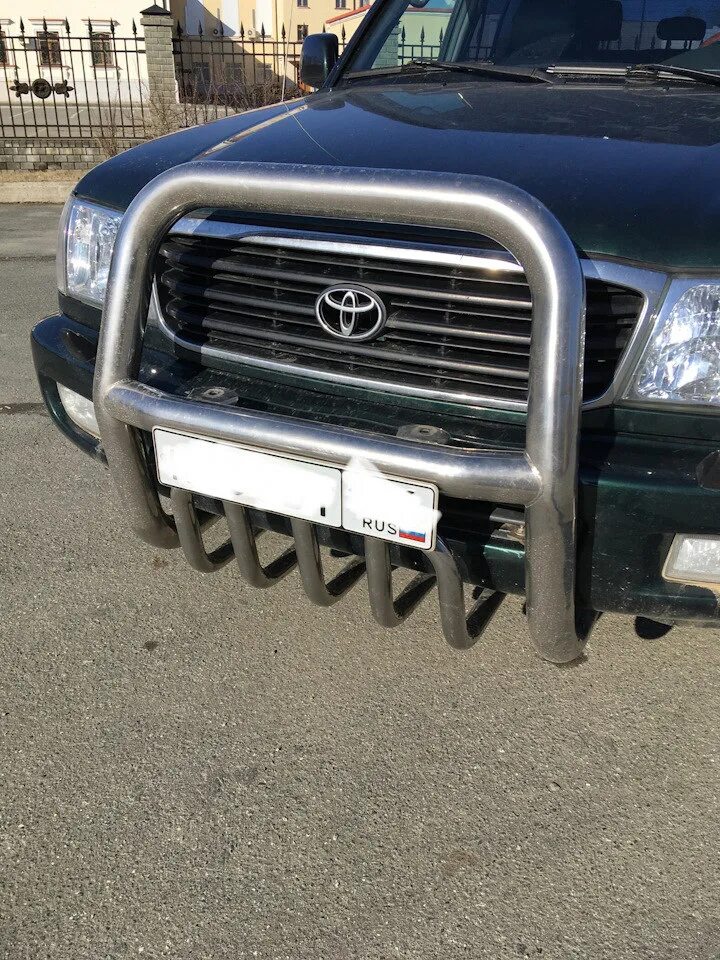 Разрешены ли кенгурятники. Кенгурятник toyota 80. Mitsubishi pajero 2 с кенгурятником. Кенгурятник на ниву 2121. Кенгурин уаз хантер.