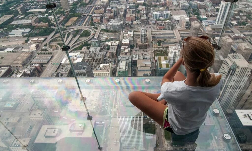 Мне сверху видно все. Бангкок небоскреб Маханакхон стеклянный пол. Willis Tower Skydeck. Башня со стеклянным полом Дубай. Уиллис Тауэр смотровая площадка.