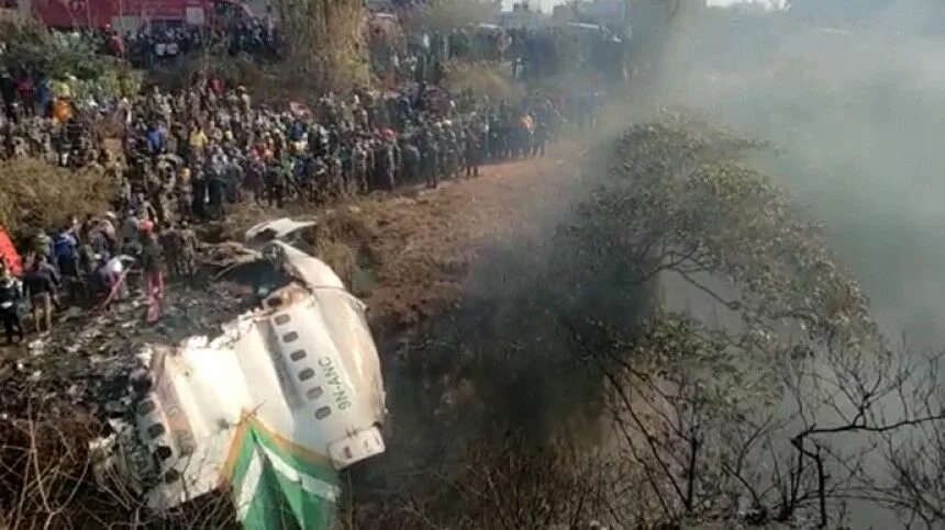 Кадры из падающего самолета баку Число пострадавших при падении военного самолета в Ейске выросло до 48 Аргументы