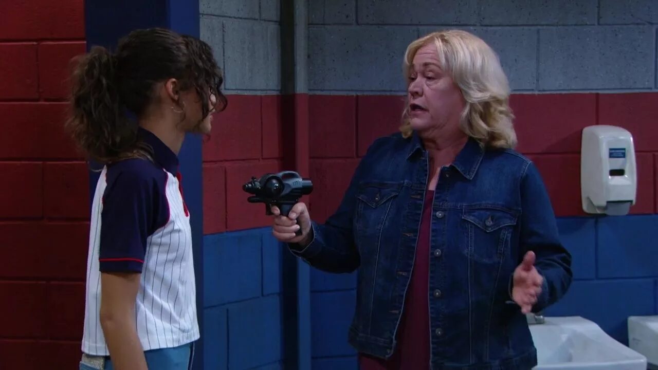 K. Под прикрытием 3. Зендая к с под прикрытием. Под прикрытием 3 серия. Кейси под прикрытием 3 сезон 1 серия.