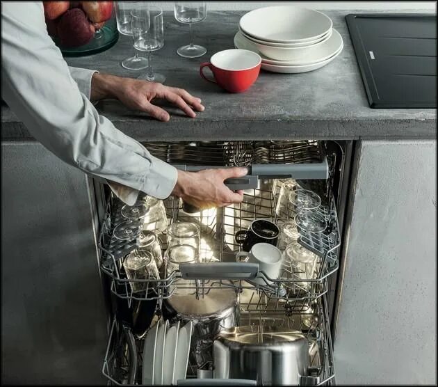 Почему открывается посудомоечная машина. Принцип работы посудомоечной машины. Посудомоечная работает. Посудомойка работает. Правильная эксплуатация фронтальной посудомоечной машины.