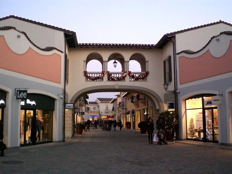 Serravalle outlet. Серравалле Сан-Марино. Серравалле аутлет. Серравалле Скривия. Аутлет Серравалле в Сан Марино.