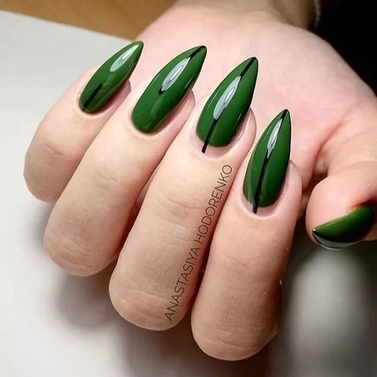 зелёный френч на миндалевидной форме. салатовый миндаль. яркие неоновые ногти. салатовый миндаль. миндаль френч 2023 салатовый.