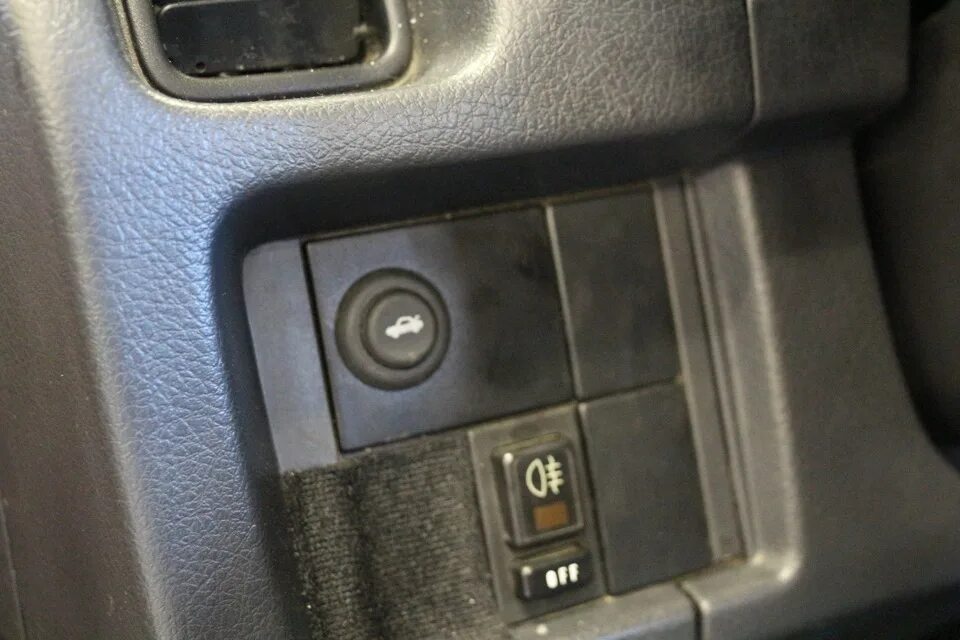Кнопкой открыть в новом. Сузуки sx4 кнопка открывания багажника. Рычаг открытия капота Suzuki sx4. Citroen c4 кнопка открывания багажника. Suzuki Vitara рычаг открывания капота.