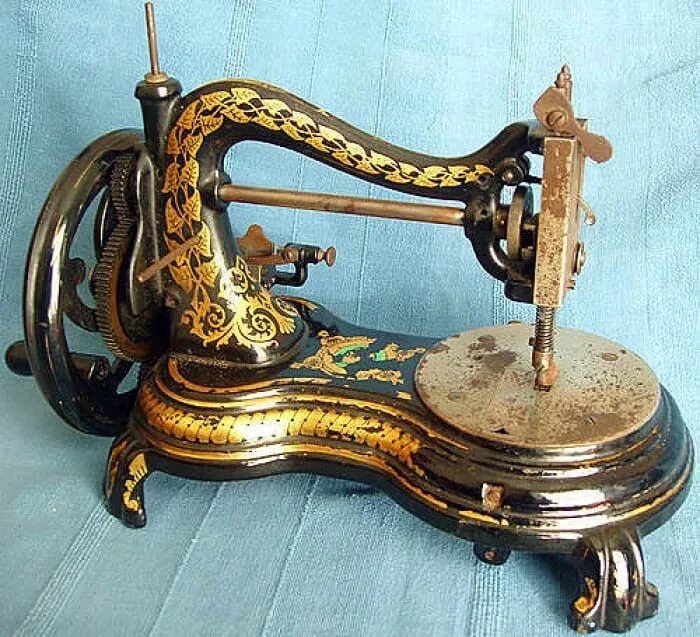 Дорогая швейная машинка. Швейная машинка Зингер 19 века. Швейная машинка Зингер 19 век. Швейная машинка Зингер 1867 года. Швейная машинка (Zinger super 2001).