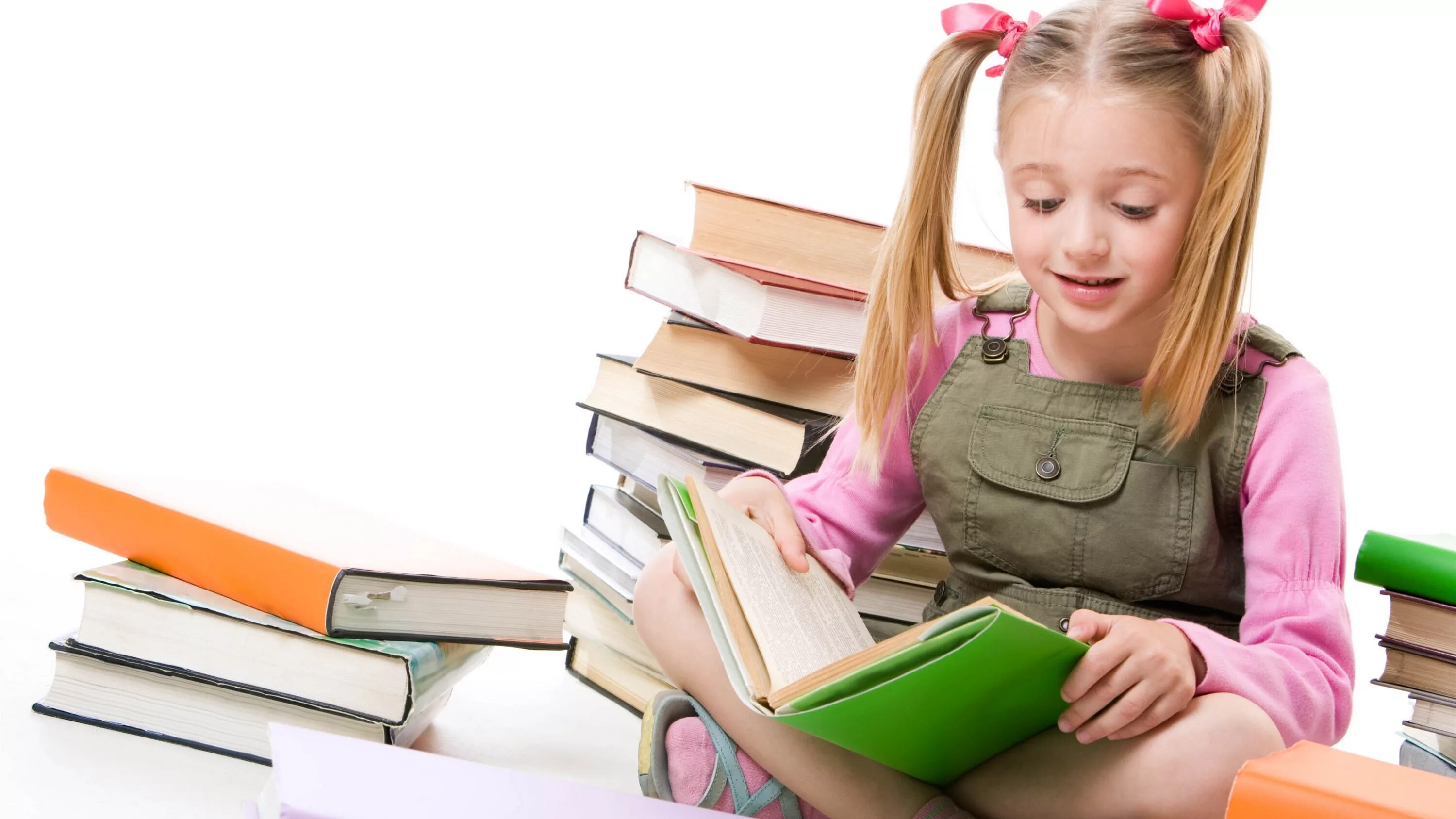 Слушаем читаем учимся. Дети с учебниками. Книжки для детей. Книги для детей. Школьники с книжками.