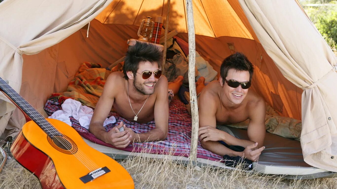 Русское в палатке на природе. Два парня в палатке. Отдых на природе. Мужчина в палатке. Парни отдыхают на природе.