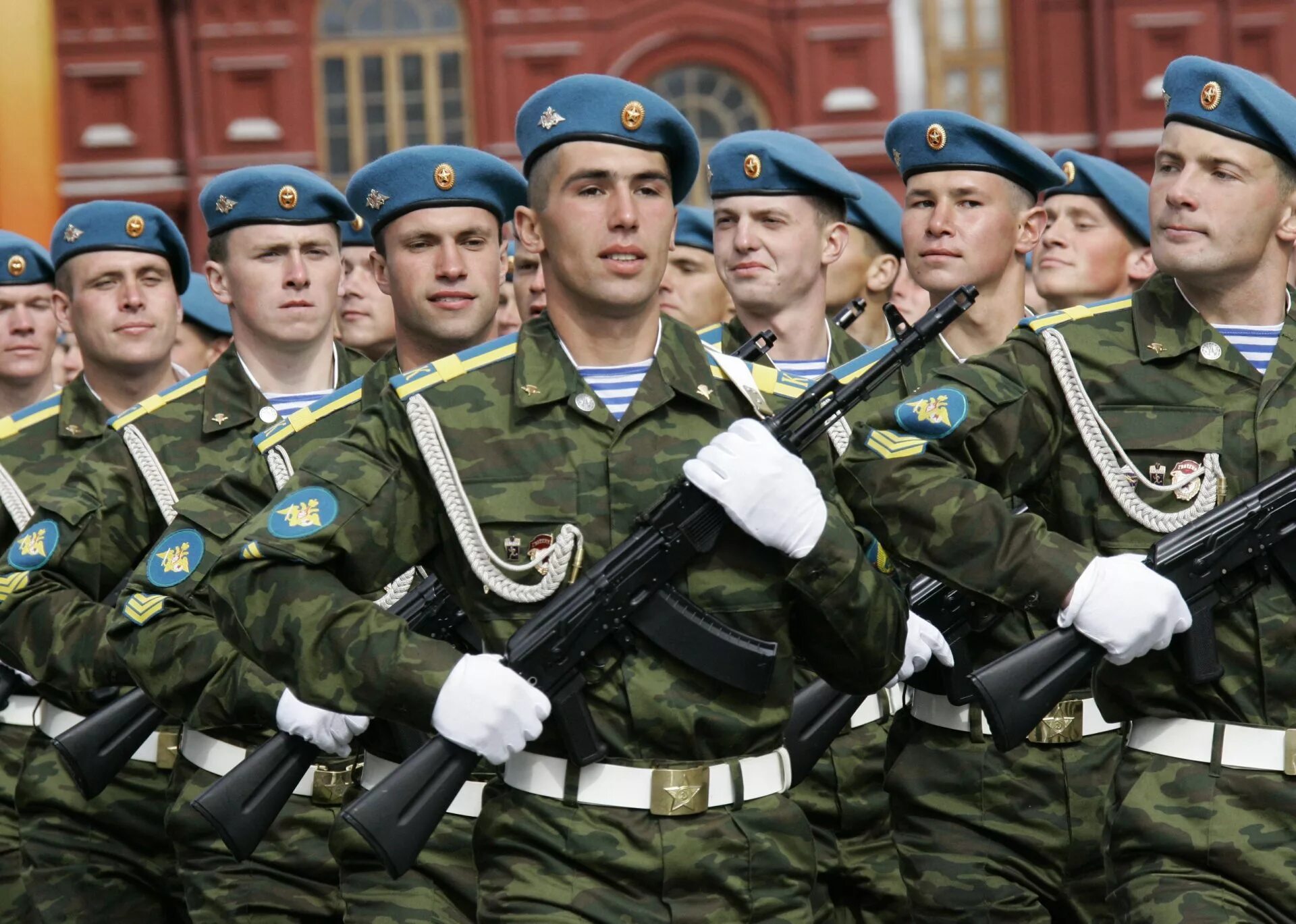 Муж парад. Воздушно-десантные войска ВДВ армия России. Солдат Российской армии. Русский солдат. Солдат ВДВ.