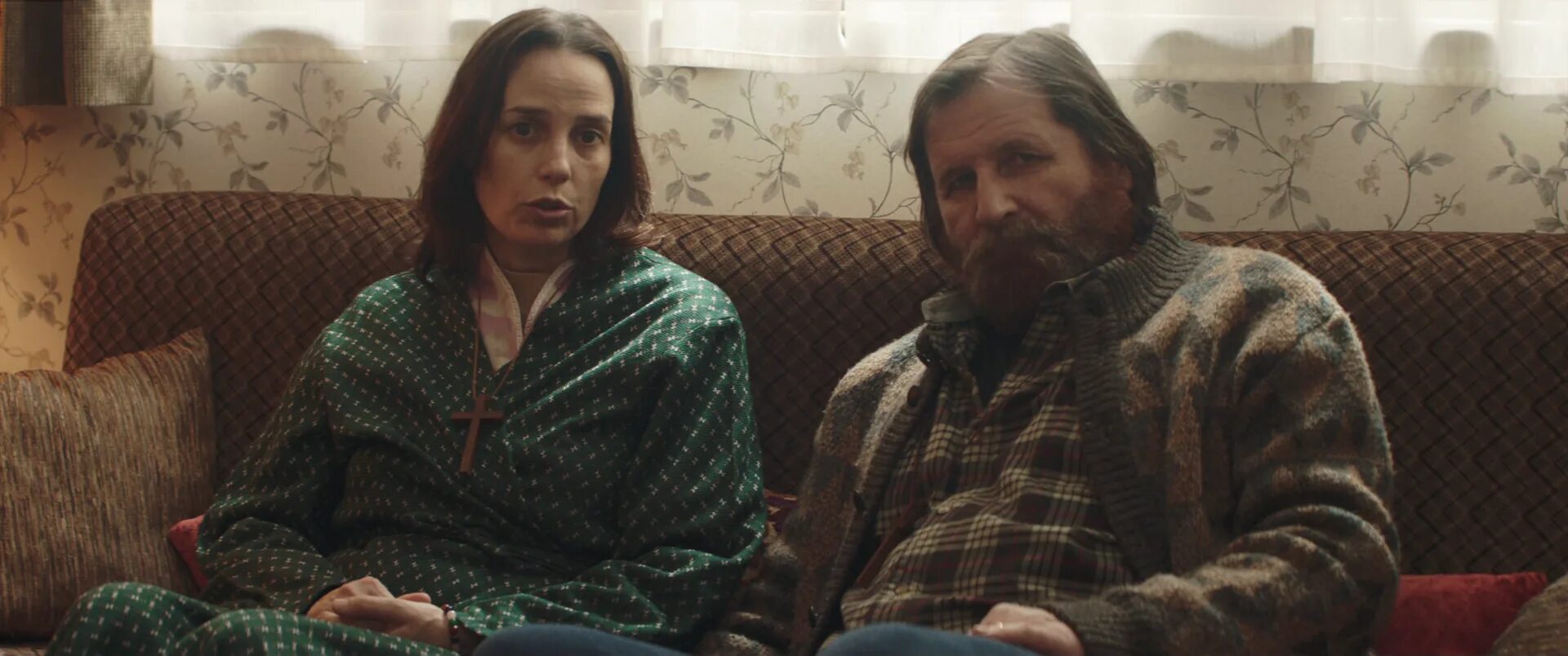 Девушка в тумане фильм 2017. Доктор флорес девушка в тумане. Девушка в тумане жан рено. Девушка в тумане фильм. Девушка в тумане фильм 2017.