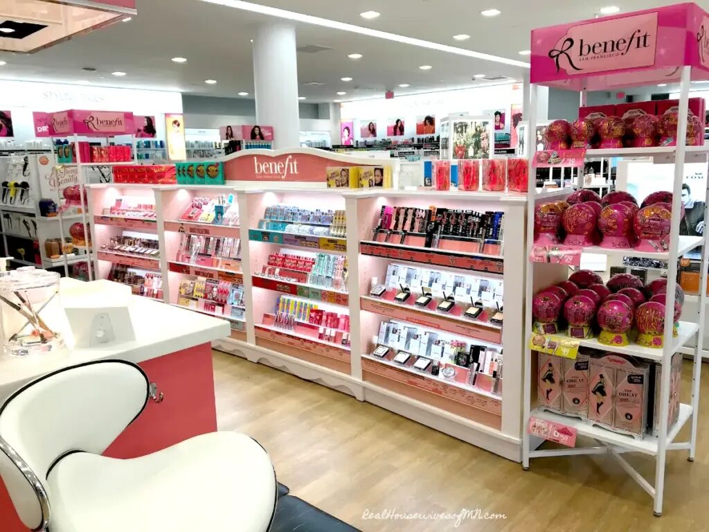 Benefit store. Benefit реклама. Хула бенефит. Benefit store. Броу бар в магазине косметики.